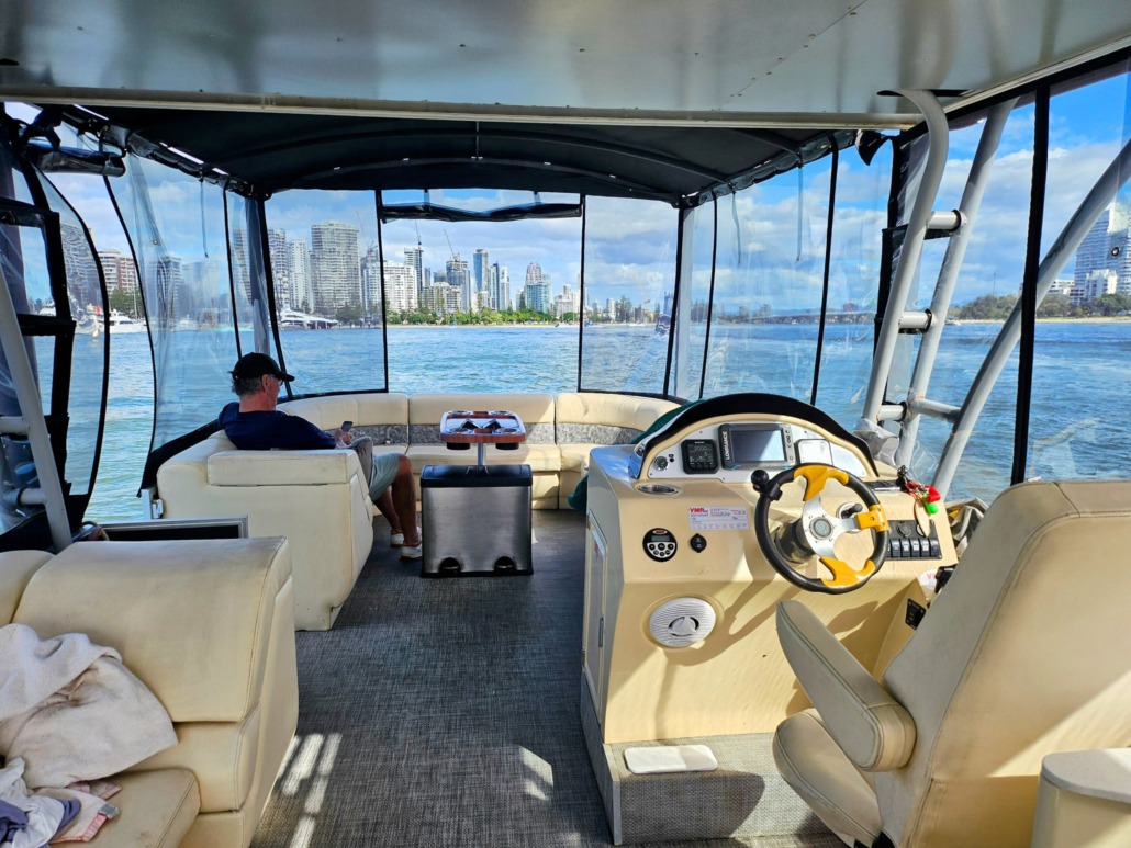Suntracker party pontoon